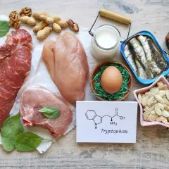 Mięso, drób, ryby, jajka, orzechy, nasiona i mleko – źródła tryptofanu. Co to jest tryptofan? To aminokwas.