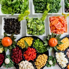 Kolorowe warzywa i dodatki do sałatek, idealne na zdrową helicobacter pylori dieta.