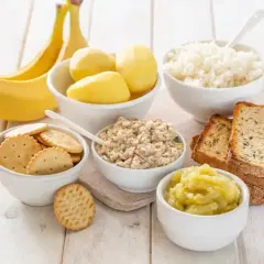 Banan, ryż, owsianka, ziemniaki, sucharki i chleb tostowy – to wszystko może pomóc, gdy masz biegunkę.