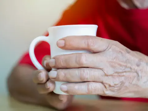 Co pić na dnę moczanową - Woda, kawa czy soki? Sprawdź, co wybrać