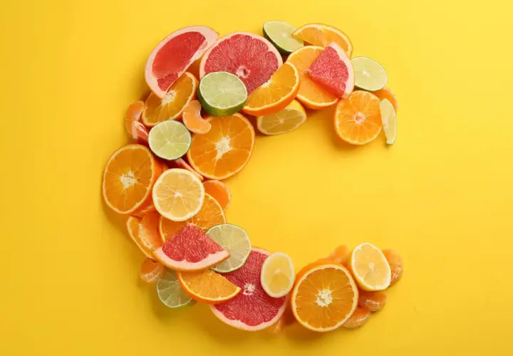 Kształt litery C z cytrusów: pomarańcze, grejpfruty, limonki, cytryny. Pomyśl, z czym nie łączyć witaminy C, by w pełni czerpać z jej mocy.
