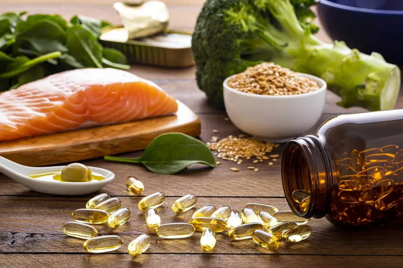 Łosoś, szpinak, brokuły, siemię lniane i kapsułki z olejem – naturalne źródła kwasów omega 3.